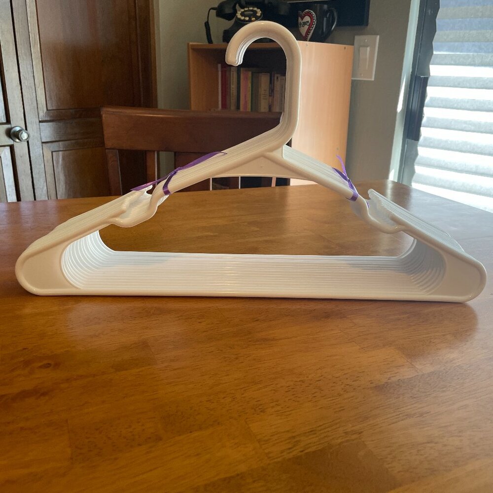 16-pack white plastic hangers